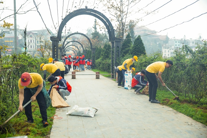 Hơn 600 tình nguyện viên ra quân dọn dẹp vệ sinh và chăm sóc cây, hoa dọc các tuyến phố trung tâm.